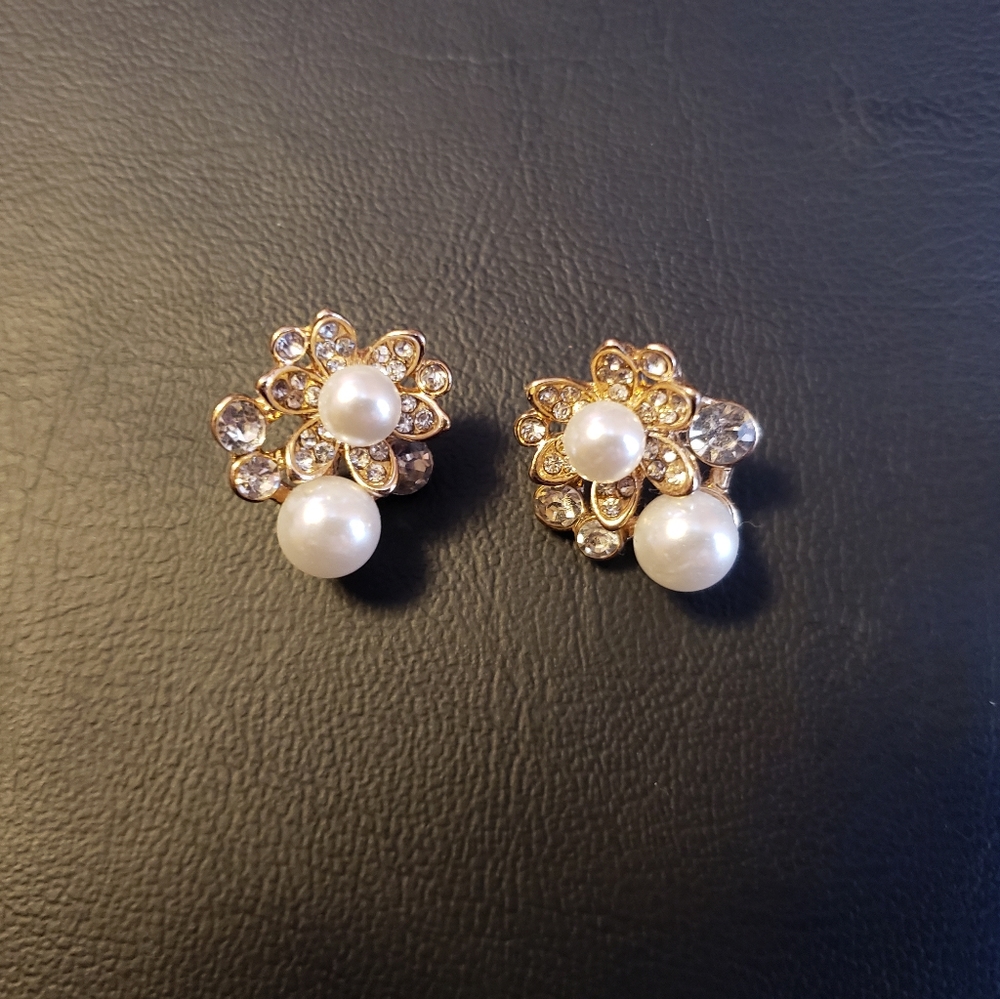 Gold pearl and crystal floral fashion earrings
